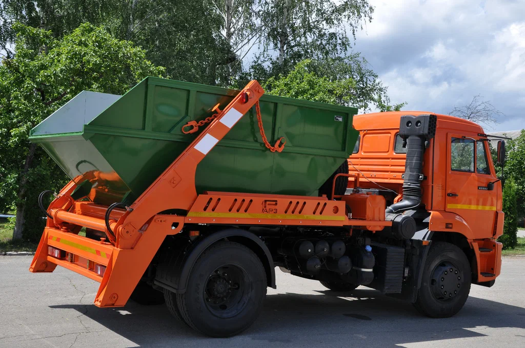Заказ бункеровоза для вывоза мусора и отходов в Воронеже в октябре